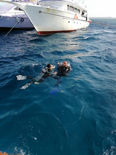 Beggining of a scuba diving session, talking with the instructor before going down